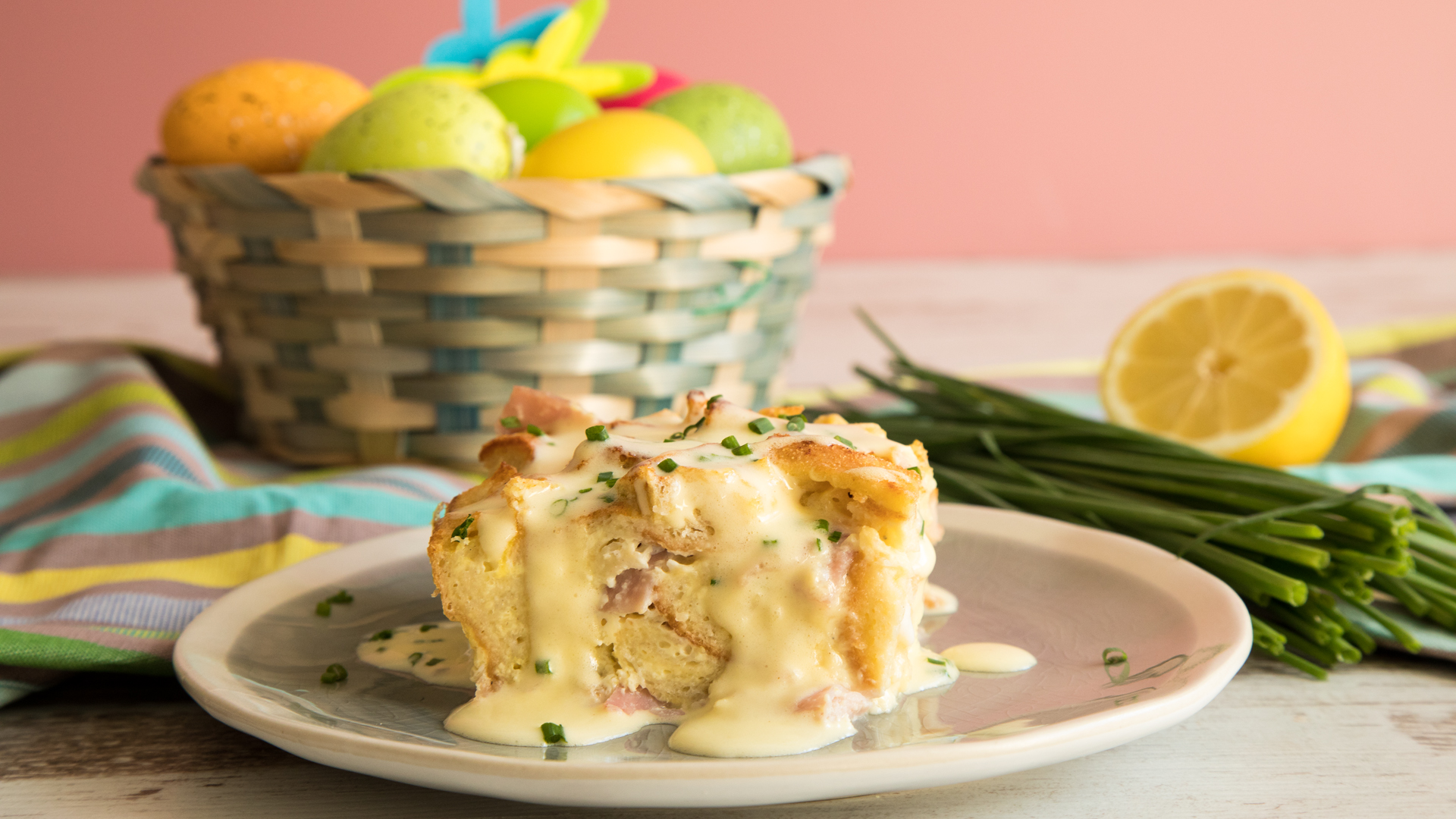 Eggs Benedict Casserole für einen Osterbrunch