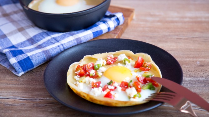 Egg Hoppers mit Tomaten-Feta-Topping