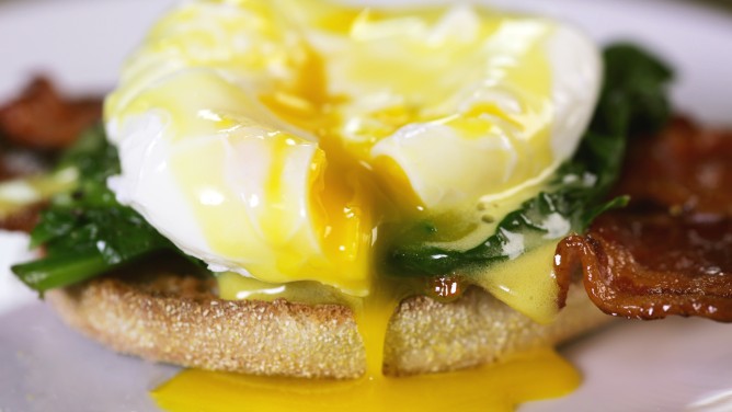Pochierte Eier mit Bacon und Spinat Pochierte Eier mit Bacon und Spinat