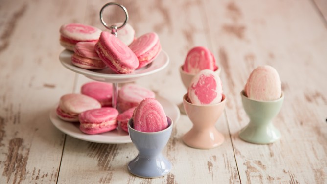 Selbstgemachte Oster-Macarons mit Himbeercreme Selbstgemachte Oster-Macarons mit Himbeercreme