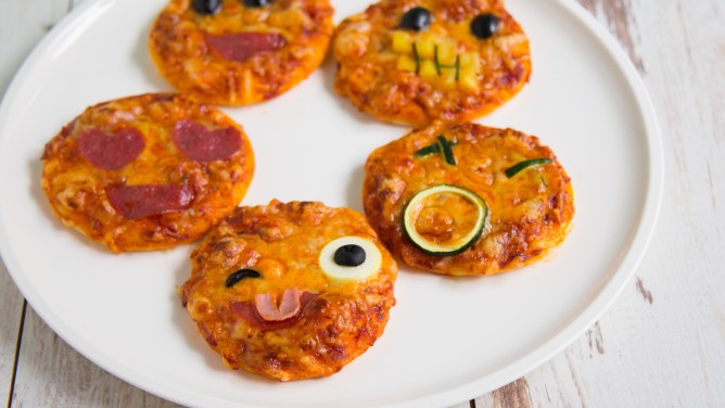 Emoji-Pizza mit Salami und Käse