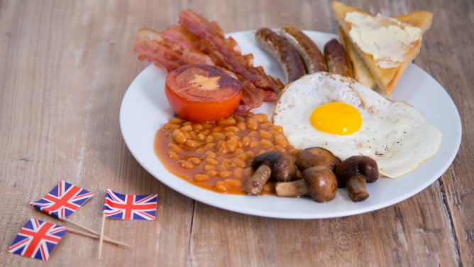 Traditionelles English Breakfast mit Baked Beans, Bacon und Toast Traditionelles English Breakfast mit Baked Beans, Bacon und Toast