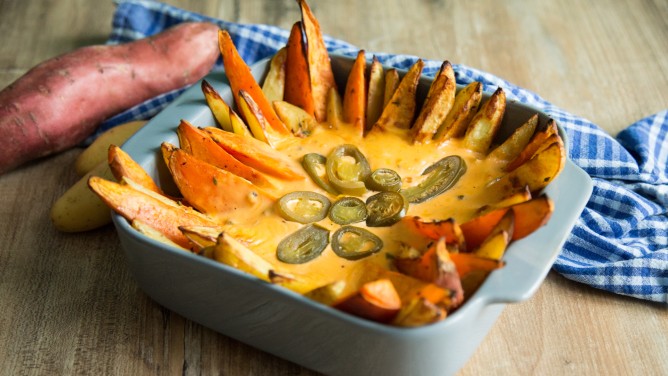 Fingerfood Deluxe: Kartoffel-Wedges mit Käsesoße Fingerfood Deluxe: Kartoffel-Wedges mit Käsesoße