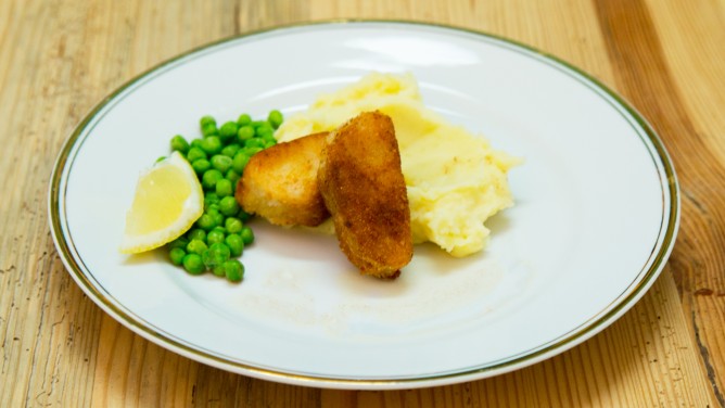 Fischstäbchen mit Kartoffelstampf und Buttererbsen Fischstäbchen mit Kartoffelstampf und Buttererbsen