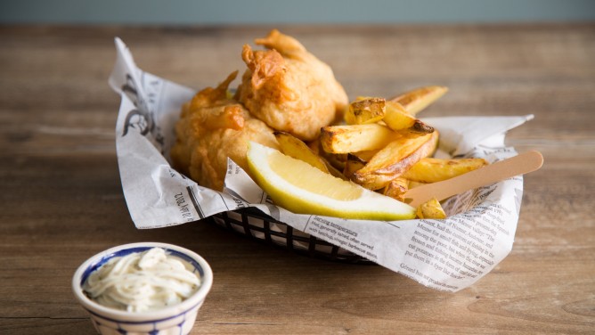 Knusprige Fish and Chips mit Essig und Zitrone 