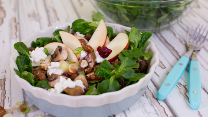Fitness-Salat mit Äpfeln und Preiselbeer-Dressing