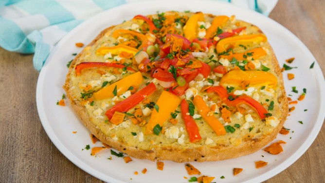 Fladenbrot-Flammkuchen mit Knuspertopping Fladenbrot-Flammkuchen mit Knuspertopping