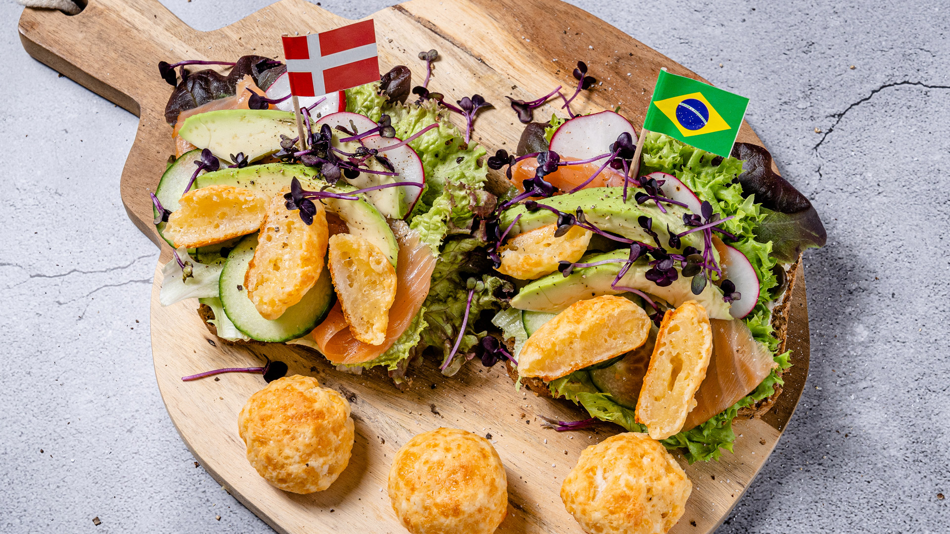 Dänisches Lachs-Sandwich mit brasilianischen Käsebällchen