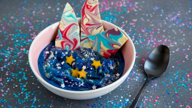 Galaxy Nicecream mit selbstgemachtem Chocolate Bark Galaxy Nicecream mit selbstgemachtem Chocolate Bark