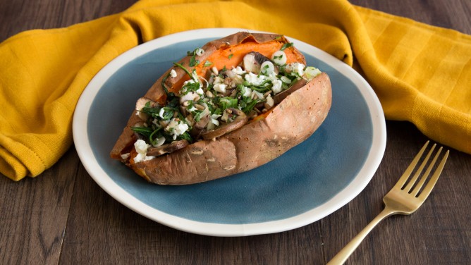 Gebackene Süßkartoffel mit Pilz-Spinat-Füllung und Feta Gebackene Süßkartoffel mit Pilz-Spinat-Füllung und Feta