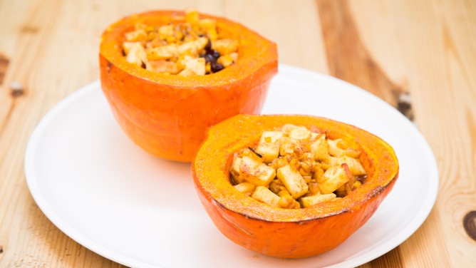 Gefüllter Kürbis mit Apfel-Kartoffel-Stampf