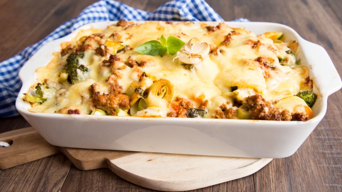 Buntes Gemüsegratin mit Hackfleisch-Soße und Käse     