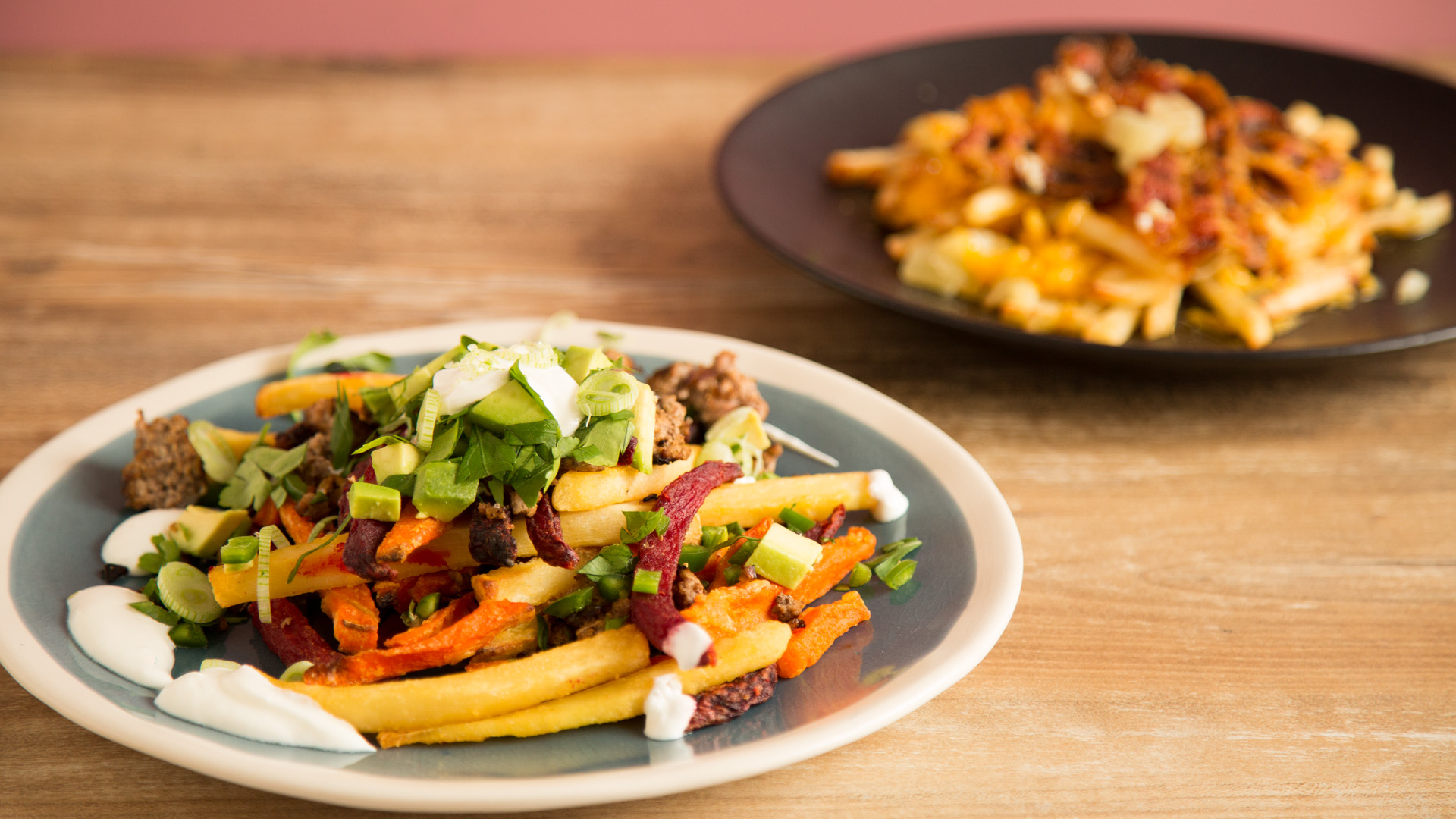 Loaded Fries Mit Avocado Hack Und Bacon Cheddar Topping