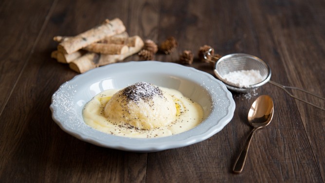 Süße Germknödel mit Vanillesoße Süße Germknödel mit Vanillesoße