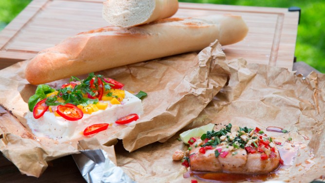 Gegrilltes Lachs- und Feta-Päckchen Gegrilltes Lachs- und Feta-Päckchen