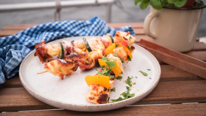 Sommerliche Grillspieße mit Tortellini, Halloumi und Pizza Sommerliche Grillspieße mit Tortellini, Halloumi und Pizza