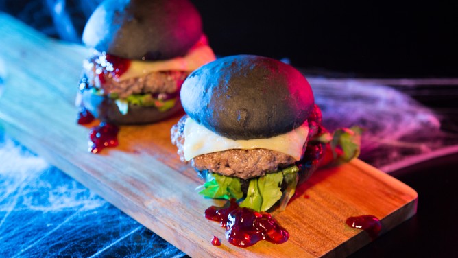 Schwarzer Halloween-Burger Schwarzer Halloween-Burger