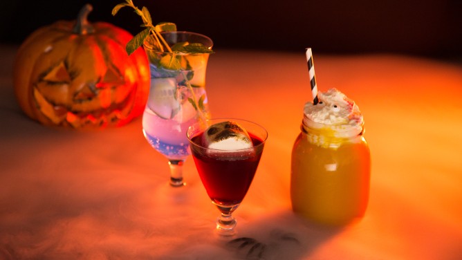 Blut-Cocktail, Monster-Punsch & Schwarzlicht-Limo Blut-Cocktail, Monster-Punsch & Schwarzlicht-Limo