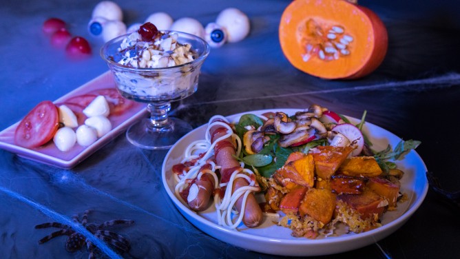 Halloween-Food mit Kürbis, Voodo-Würstchen & Dessert