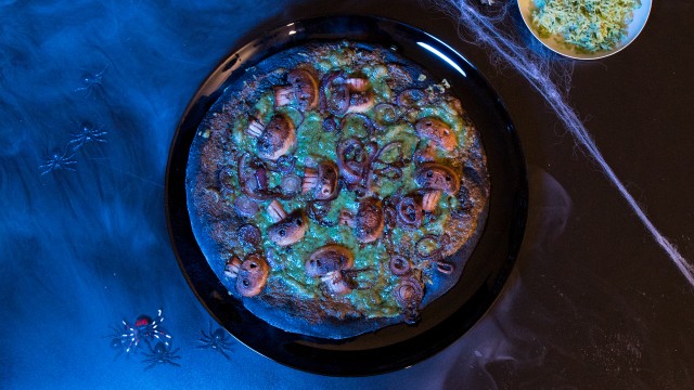 Halloween-Pizza mit Totenkopf-Champignons & grünem Gouda