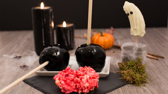 Halloween-Snacks: Bananen-Geister, Popcorn-Gehirne & schwarze Äpfel Halloween-Snacks: Bananen-Geister, Popcorn-Gehirne & schwarze Äpfel