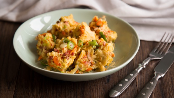 Herzhafter Kaiserschmarrn mit Karotten & Schinkenwürfeln Herzhafter Kaiserschmarrn mit Karotten & Schinkenwürfeln