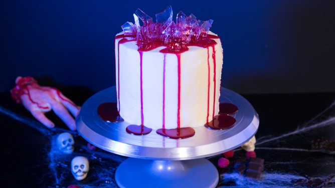 Halloween-Torte mit essbaren Glassplittern und Blutsirup Halloween-Torte mit essbaren Glassplittern und Blutsirup