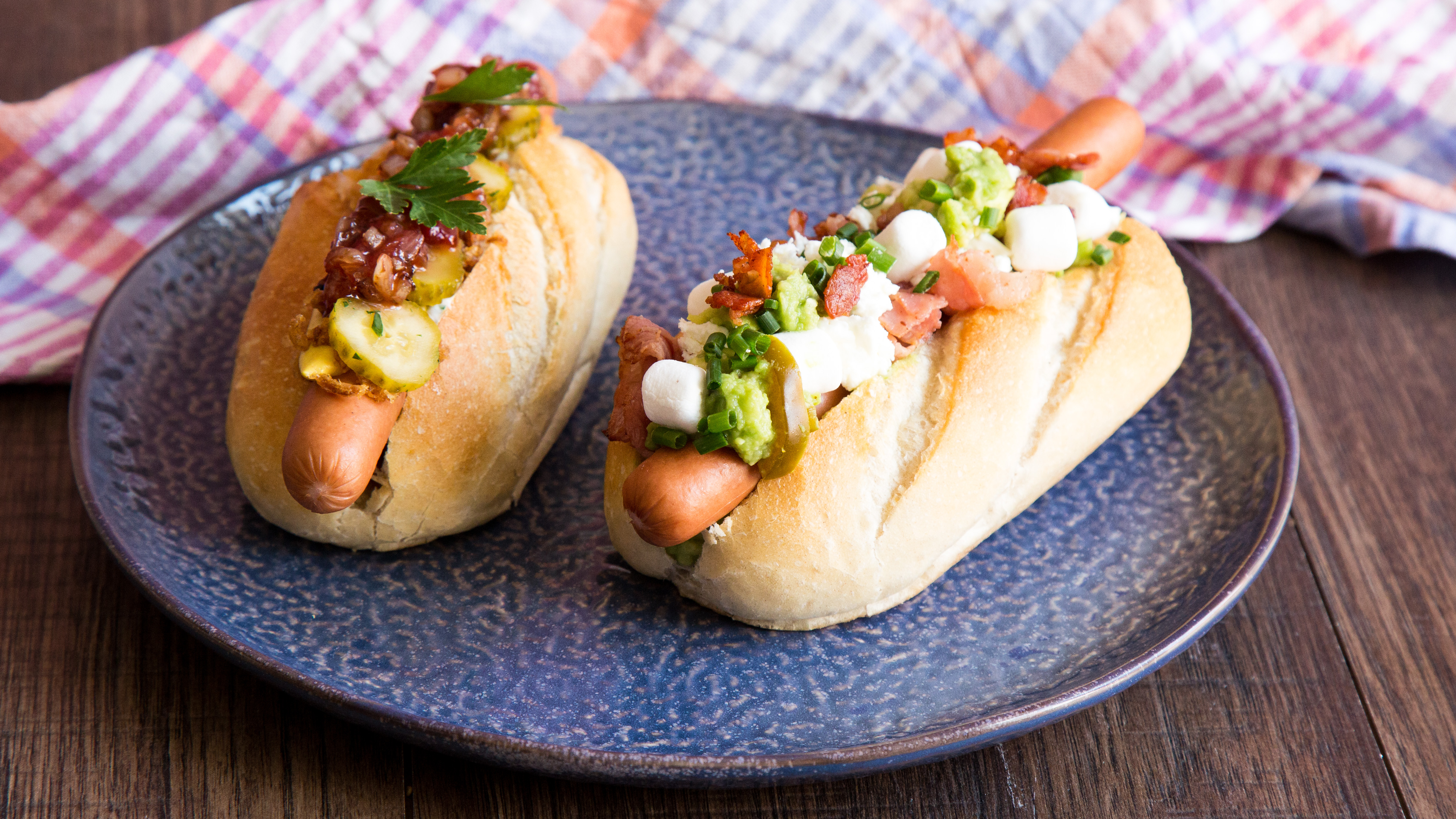 Hot Dog in 2 Varianten AvocadoFeta und ZwiebelErdbeerHot Dog