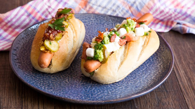 Hot Dog in 2 Varianten: Avocado-Feta und Zwiebel-Erdbeer-Hot Dog Hot Dog in 2 Varianten: Avocado-Feta und Zwiebel-Erdbeer-Hot Dog