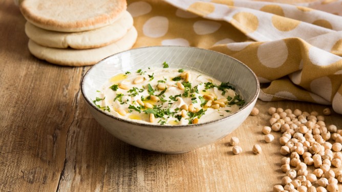 Klassisches Hummus Rezept mit Pinienkern-Topping Klassisches Hummus Rezept mit Pinienkern-Topping