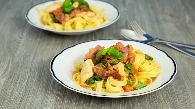 Hähnchen-Pfanne mit Nudeln, Tomaten und Spinat