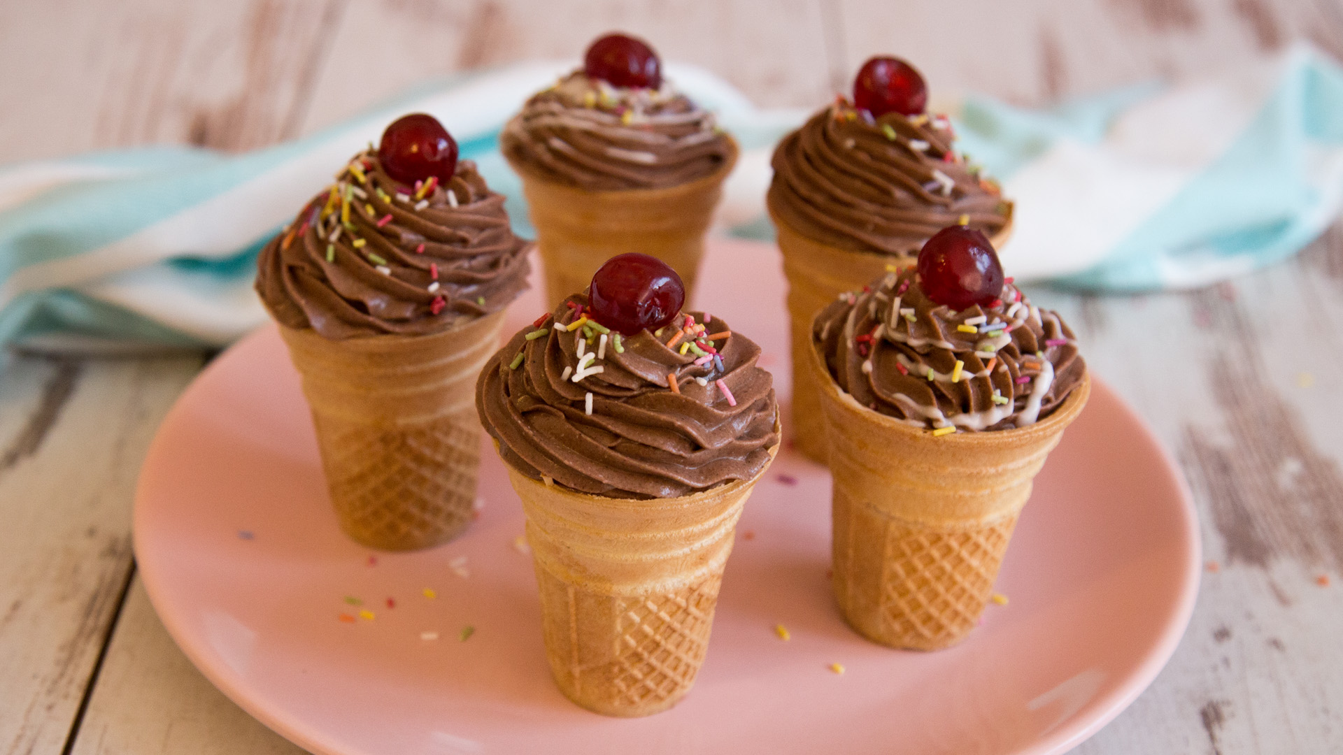 Ice Cream Cupcakes mit Schokoladen-Frosting &amp; Zuckerguss