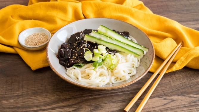 Jajangmyeon: schwarze Nudeln mit Bohnenpaste und Schwein