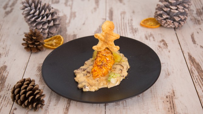 Mit Cheddar überbackene Hähnchenbrust auf Pilz-Zwiebel-Rahm