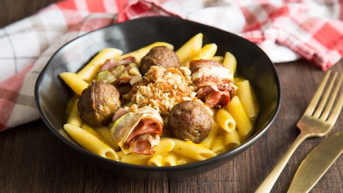 Kürbis-Pasta mit Hackbällchen & Zucchiniröllchen