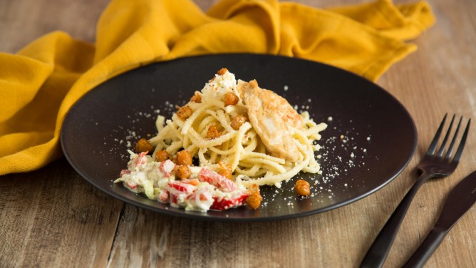 Spätzle mit Paprika-Porree-Salat und frittiertem Hähnchen Spätzle mit Paprika-Porree-Salat und frittiertem Hähnchen