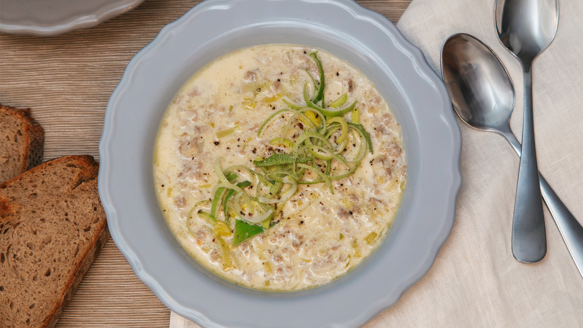 Cremige Lauchsuppe mit zart-schmelzendem Käse und Hackfleisch