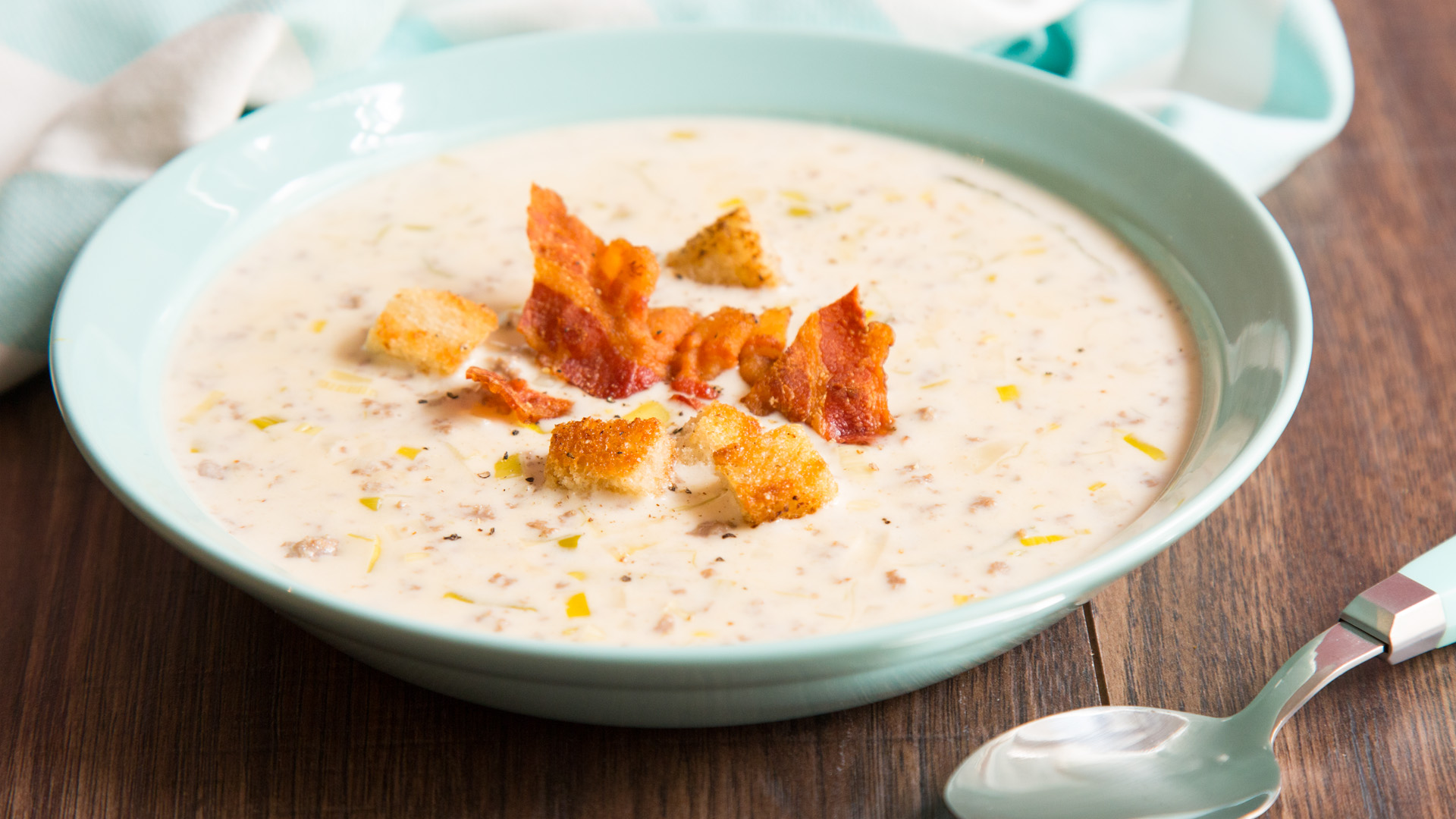 Käse-Lauch-Hack-Suppe mit Bacon-Topping