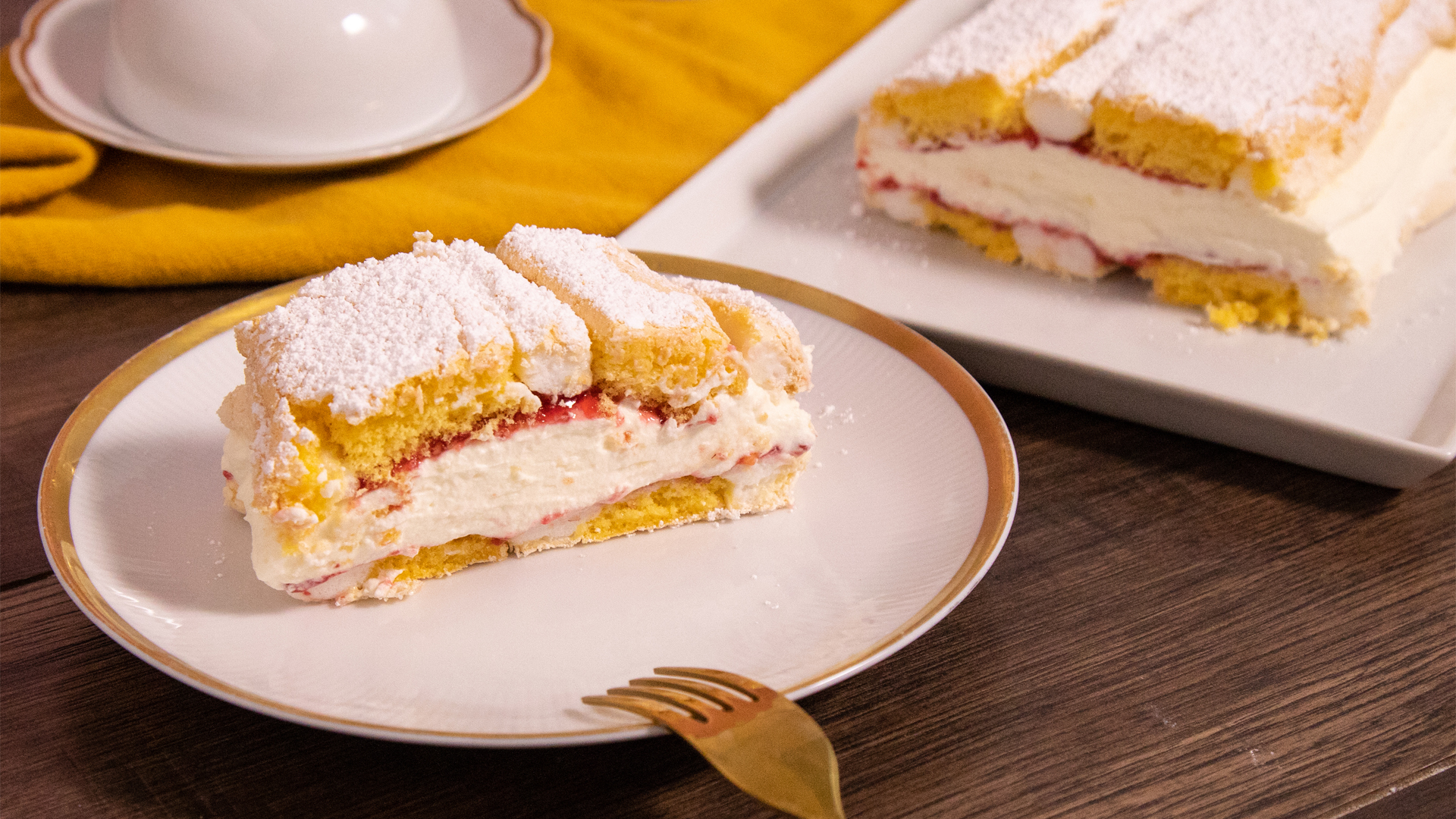 Süße Schnitte mit Baiser, Biskuit, Sahne und Himbeermarmelade