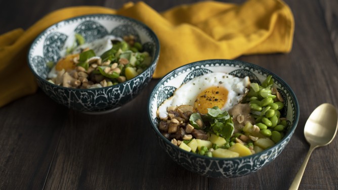 Kartoffel-Edamame-Bowl mit Erbsen und Maronen Kartoffel-Edamame-Bowl mit Erbsen und Maronen