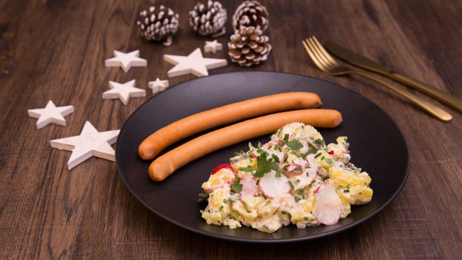 Klassischer Kartoffelsalat mit Radieschen und Kräutern
