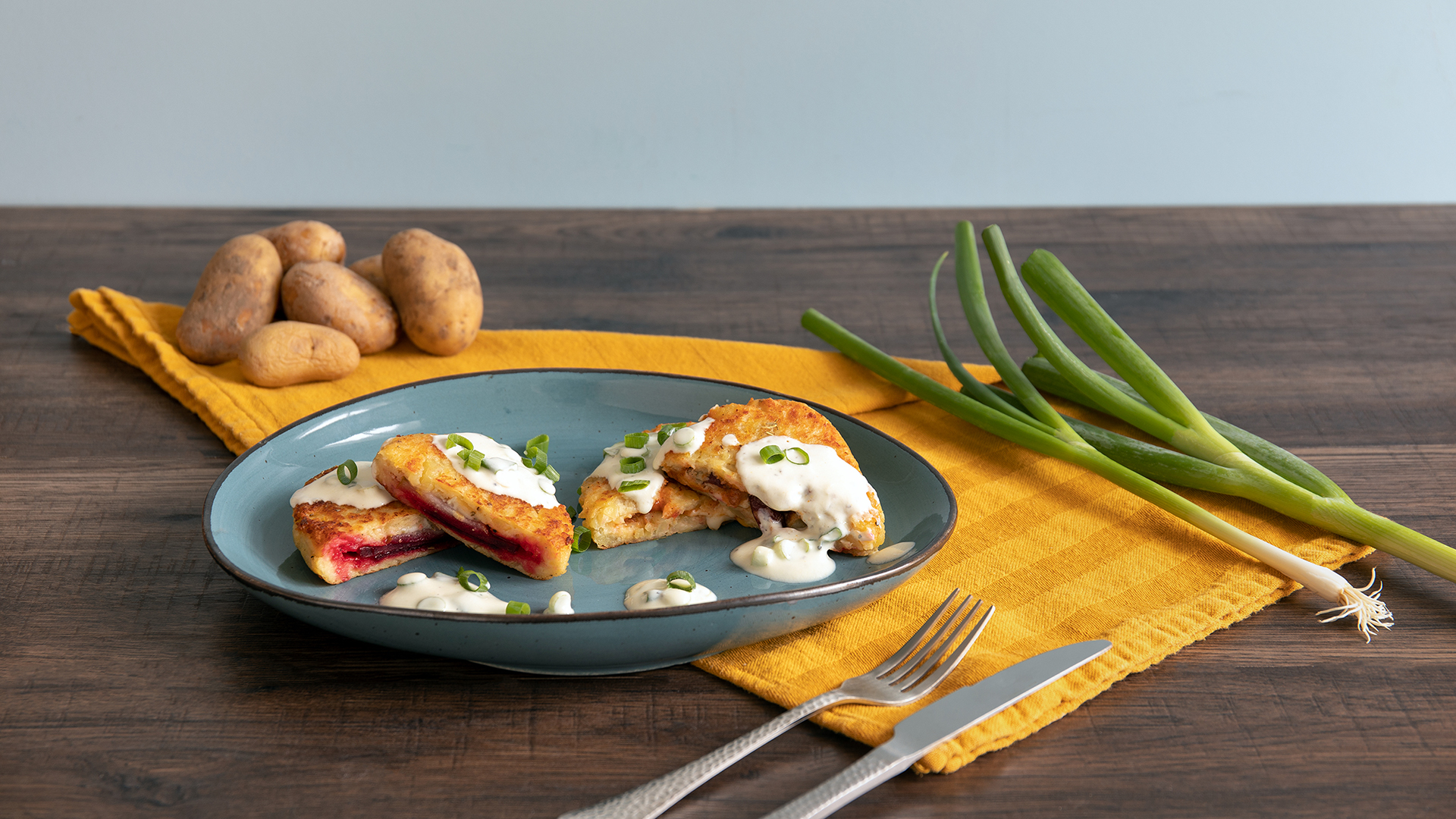 Knusprige Kartoffeltaschen mit saftiger Füllung und leichtem Dip