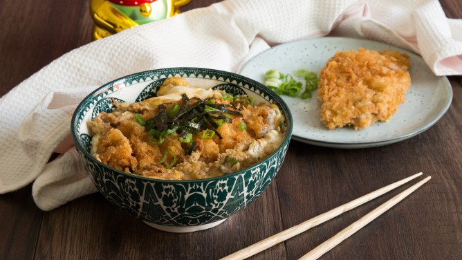 Japanisches Katsudon mit knusprigem Schnitzel und Reis