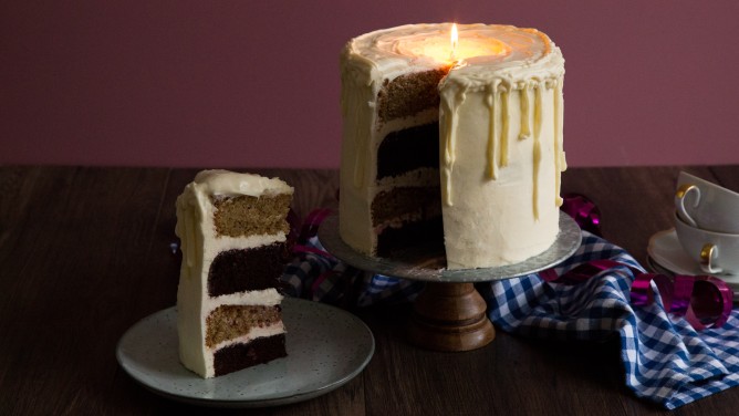 Kerzen-Torte mit Buttercreme, Haselnnuss- & Schokoböden