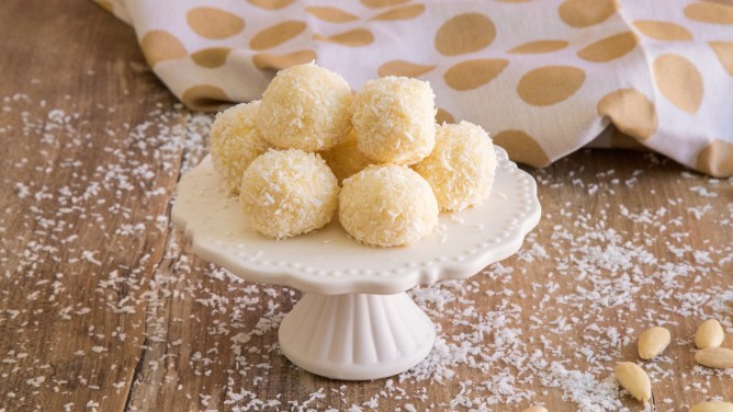 Kokosbällchen mit weißer Schokolade und Mandelfüllung Kokosbällchen mit weißer Schokolade und Mandelfüllung