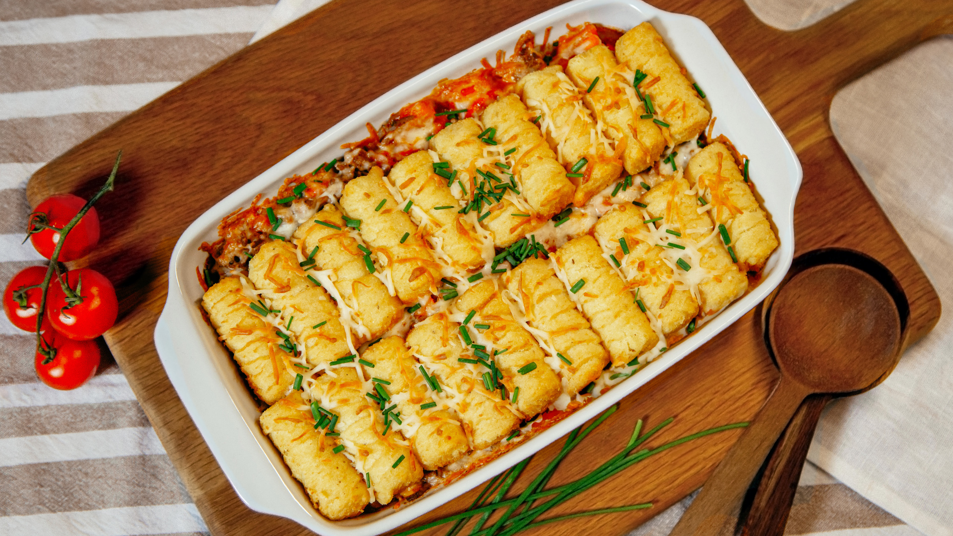 Auflaufgericht mit Kroketten, Rinderhack, Gemüse und viel Käse
