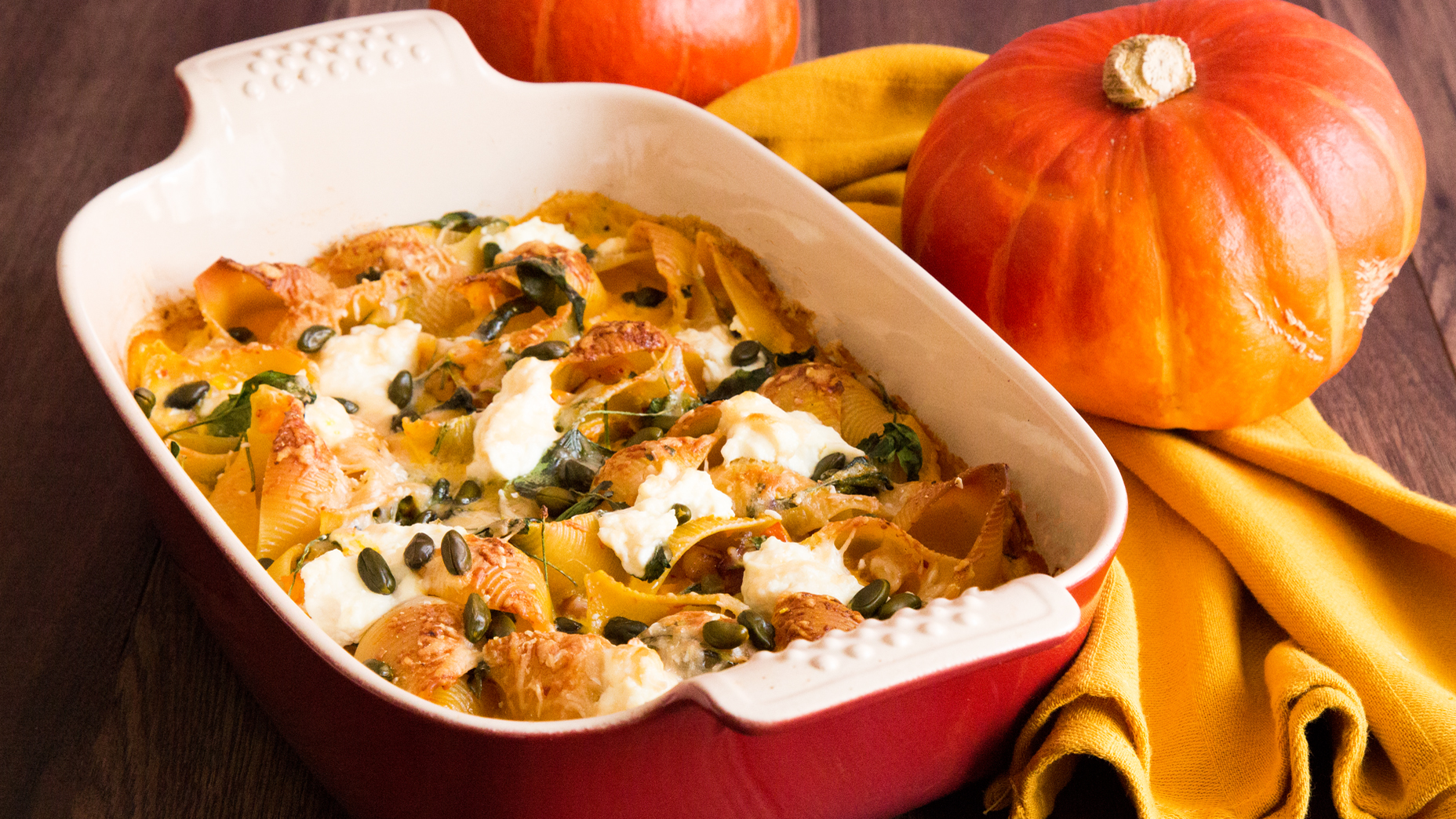 Herbstlicher Kürbis-Pasta-Auflauf mit Speck und Parmesan