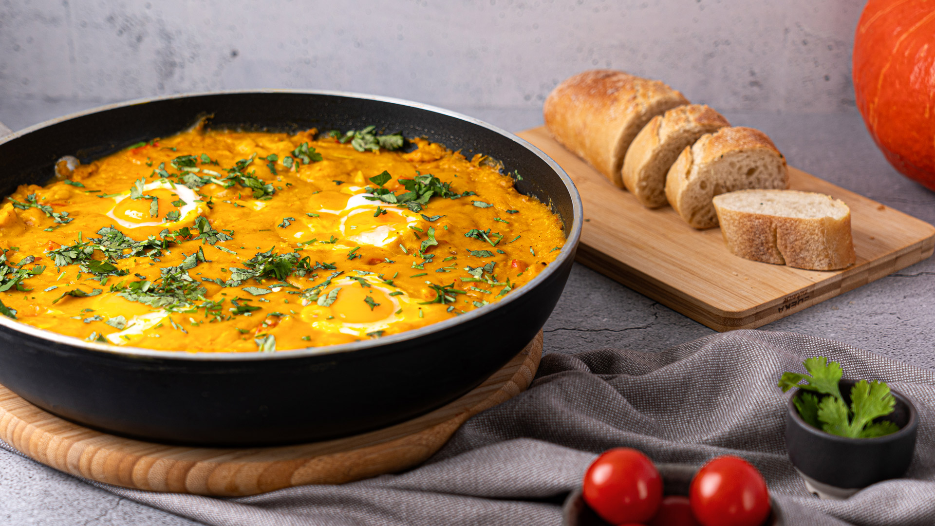 Deftiges Pfannengericht mit Kürbis, Tomaten, Paprika und Ei