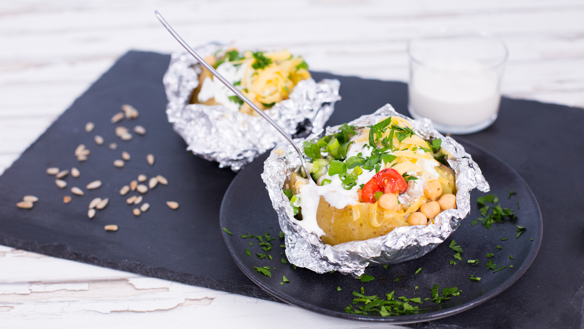 Kumpir: Ofenkartoffel mit Käse, Kichererbsen und Salat