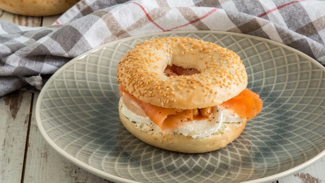 Avocado-Bagel mit Zwiebeln &amp; Lachs-Bagel mit Ziegenkäse